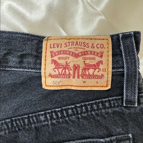 Levi's 501 Black Button Up Frayed Hem Jean Shorts Women's 24 - Picture 5 of 11